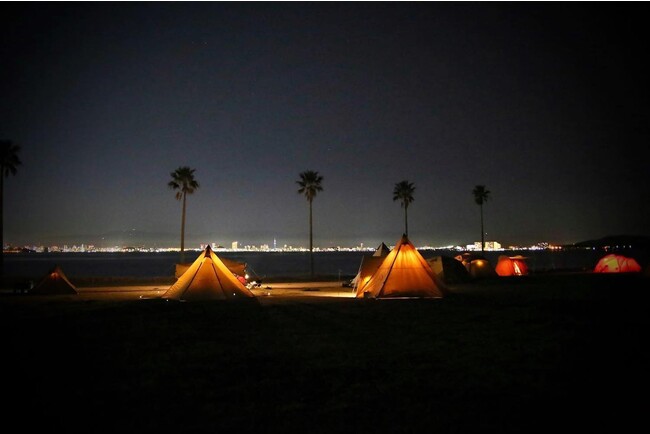 博多湾の夜景を見ながら海沿いでキャンプ。うみなかの夜の世界を体験してみてください。