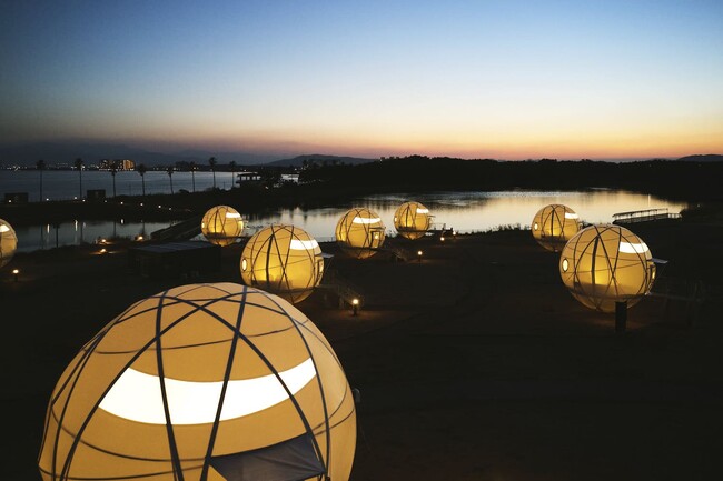 夜には球体テントがぼんやり光を放ち、対岸には博多の夜景が見られる。そんなうみなかならではのお散歩コース。