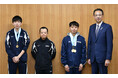 障害者スポーツの全国大会優勝選手らが高槻市長に結果を報告