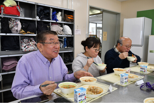 給食を試食する受講者