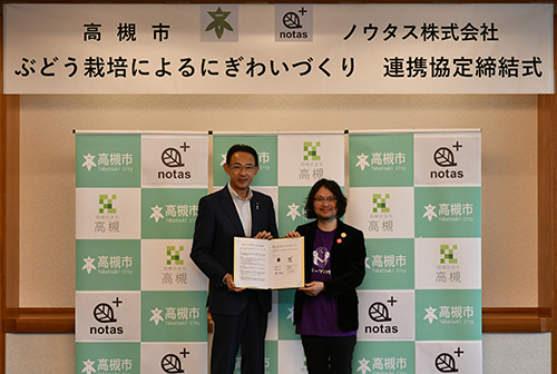 協定書を持つ高橋明久代表取締役（写真右）と濱田市長（写真左）