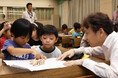 高槻市が小学1年生に配布した地元産木材製の将棋駒を使って棋士による出前授業を実施