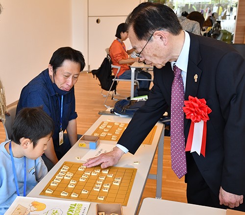 【指導対局の様子（令和5年度撮影）】