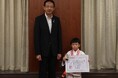 高槻市立芝生小1年の田中結さんが日本拳法の全国大会出場を市長に報告