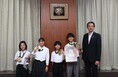 高槻市在住の中学生4人がダブルダッチの世界大会優勝を市長に報告