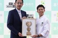 高槻市のスペインバルシェフ檜尾信吾さんがパエリアの世界大会3位を市長に報告