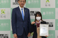 高槻市在住の高校生・松本麗来さんがピアノの国際大会での入賞を市長に報告