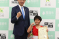 高槻市立阿武山小4年の吉田仁晴さんがボクシングの全国大会優勝を市長に報告