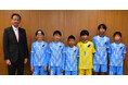 高槻市の小学生6人がサッカーの全国大会出場を市長に報告