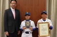 高槻市の中学生2人が野球の全国大会出場を市長に報告