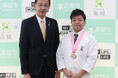 高槻市内の日本料理店「心根」店主・片山城さんが「料理マスターズ」での受賞を市長に報告