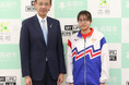 高槻市立第十中3年の山﨑瑠花さんが水泳の日本選手権大会出場を市長に報告