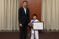 高槻市立柳川小学校3年の谷口翠春さんが空手の世界大会優勝を市長に報告