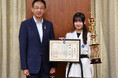高槻市在住の高校3年生・濱優花さんが空手道の全国大会優勝を市長に報告