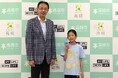 高槻市立阿武山小5年の後藤里沙さんがけん玉の全国大会出場を市長に報告