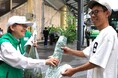 七夕を前にJR高槻駅前で間伐材のササを無料配布