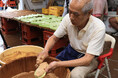 高槻市特産「服部越瓜(しろうり)」の漬け込み作業が最盛期