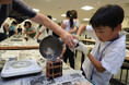 夏休みの子どもたちが高槻市の博物館で銅鐸・銅鏡づくりを体験