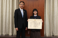 高槻市在住の高校1年生・阿見果凛さんが新俳句コンテストで最高位受賞を市長に報告