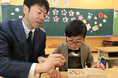 高槻市で小学1年生の入学祝いに地元産木材の将棋駒を配布