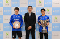 AFCチャンピオンズリーグ2で優勝したガンバ大阪の岸本武流選手と美藤倫選手が高槻市役所を訪問
