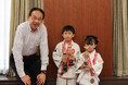 高槻市立芝生小3年生の田中結さんと1年生の莉彩さんが日本拳法の全国大会出場を市長に報告