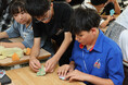 高槻市立郡家小学校児童が折り鶴作りで異文化交流
