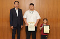 高槻市在住の高校3年生・長谷川大和さんと小学3年生・藤部大希さんがレスリングの全国大会優勝を市長に報告