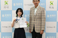 高槻高校3年の田尾倖那さんが国際生物学オリンピック銀メダルを市長に報告