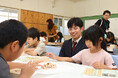 「将棋のまち高槻」でプロ棋士が地元産木材の将棋駒を使った出前授業