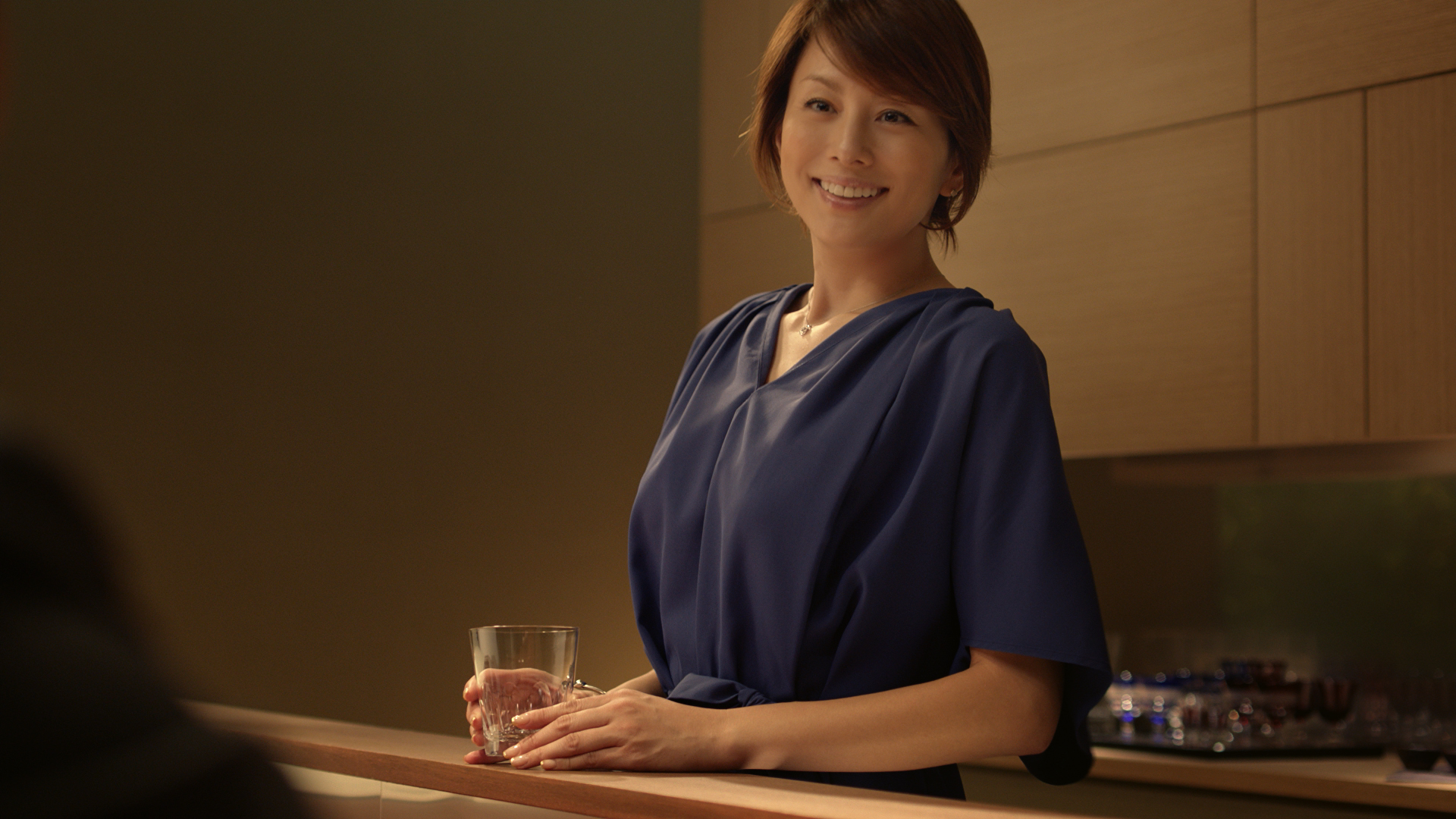 女優 米倉涼子さんが薩摩焼酎 黒白波 の新ｃｍに出演 薩摩酒造株式会社のプレスリリース