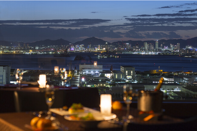 ディナーはホテル最上階に舞台を移し、海側から眺める神戸の素晴らしい夜景をお楽しみください