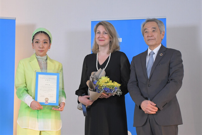 (左から)MISIA、ユニセフ本部 カーラ氏、日本ユニセフ協会 早水氏　(C)︎日本ユニセフ協会