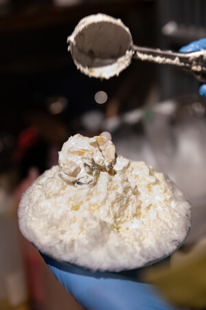 かき氷の中には、マスカルポーネと生クリームホイップに旬のフルーツをあえたフルーツミックスが。