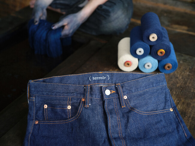 伝統的な藍染で糸を1本1本藍染め。フラッグシップモデルとなるジーンズは拠点を構える福山市で生産した。