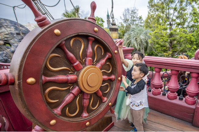 「ピーターパンのネバーランド」内にある海賊船で楽しんでいるゲストの様子　(C)Disney