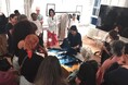 日本の民藝に特化した英国史上最大の展示会”Art Without Heroes Mingei”にて石徹白洋品店が「たつけ」の裁断のデモンストレーションを披露