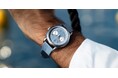 「CORNICHE」新作腕時計 - 地中海の夏を映す、爽やかなブルーダイヤル「Heritage Chronograph Visage Limited Edition」発売