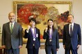 スキージャンプ 丸山希選手、フィギュアスケート 佐藤駿選手に「明治大学特別功労賞」を贈呈しました