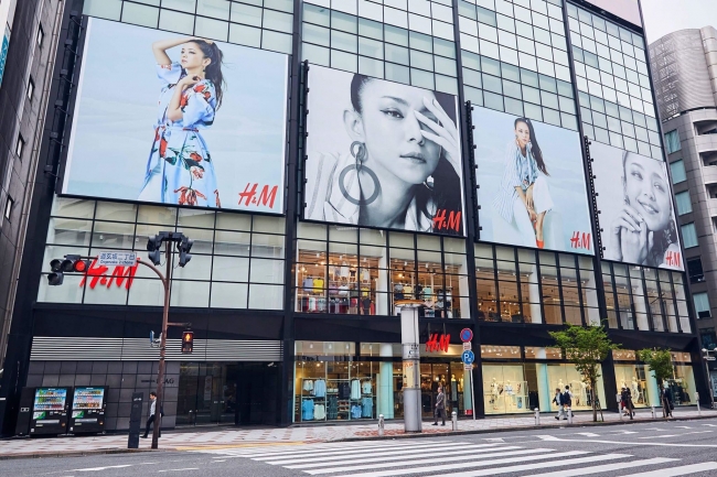 Namie Amuro X H M コレクションを日本 アジアのh M店舗および公式オンラインストアにて 本日より販売開始 同時に安室奈美恵の撮影シーンを収めたメイキング映像を公開 H Mのプレスリリース