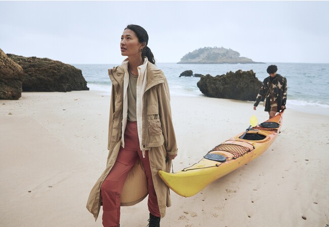 (左)ウォーターリペレントアジャスタブルレングスアウトドアジャケット￥9,999 ポケットディテールフリーストップス￥5,999 ウォーターリぺレントジップオフハイキングパンツ￥8,999 (右)ウォーターリペレントアウトドアパーカ￥12,999