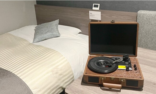 チェックインをして部屋に入ると、レコードプレイヤーが。そこから流れる音声を聞くところから物語がはじまる。