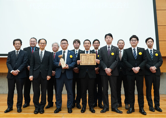 カーボンニュートラル賞表彰式（2024年5月15日（水）、建築会館ホール／東京都港区にて）における表彰の様子。