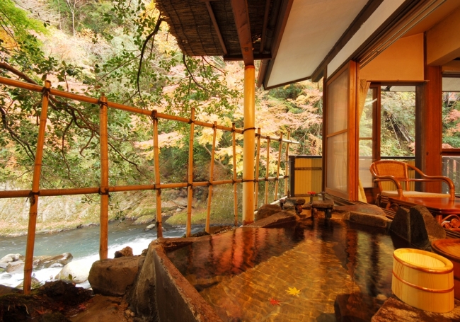 早川渓谷に面した露天風呂付客室