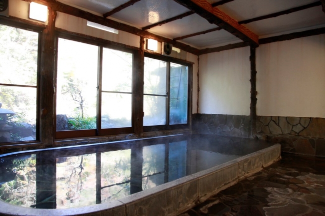 早川渓谷の自然を堪能しながら湯浴みのできる昔ながらの温泉浴場