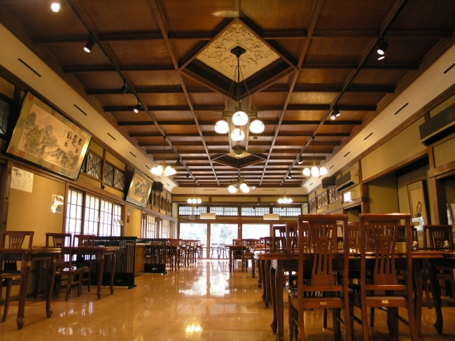 大正時代に造られた大広間を改装したロマン溢れるレストラン