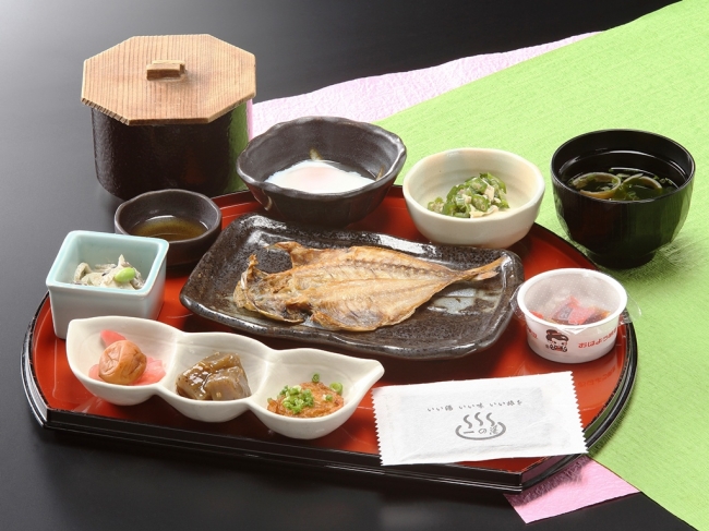 朝食はアジの干物や温泉卵などの定番の和食膳