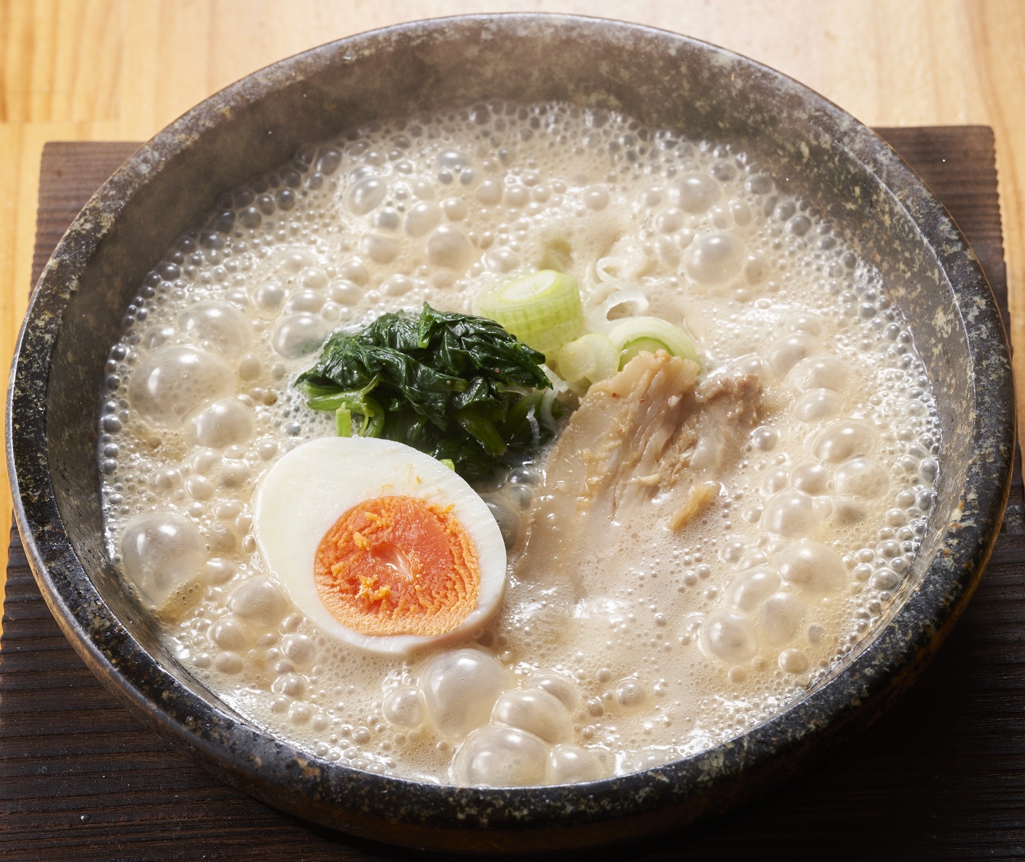 オープン記念 ８月２９日 木 限定 １００円で 石器ラーメン が食べられるイベント開催 ３００度以上に熱した石器製のラーメン 丼の中でスープが沸騰 株式会社道とん堀のプレスリリース