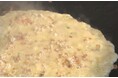 【お好み焼 道とん堀】もんじゃ焼きなのに「真っ白」! もんじゃ焼きがリゾットに変⾝!? 「鉄板の上でビーフシチューをつくって」かけるお好み焼き! 12⽉4⽇(⽔)より販売スタート