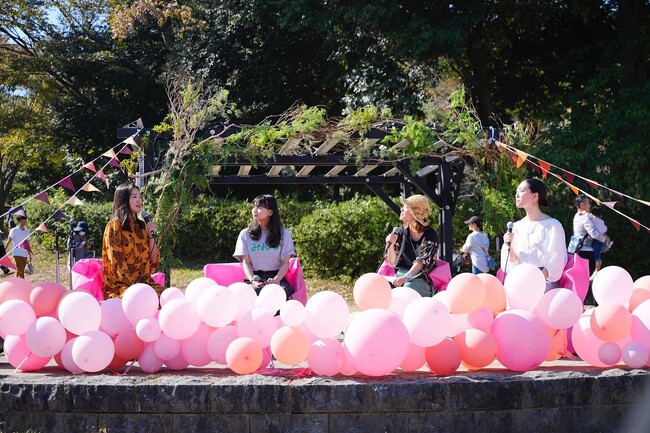参加者と同じ目線に設置されたトークステージ　photo by 牧野 弘